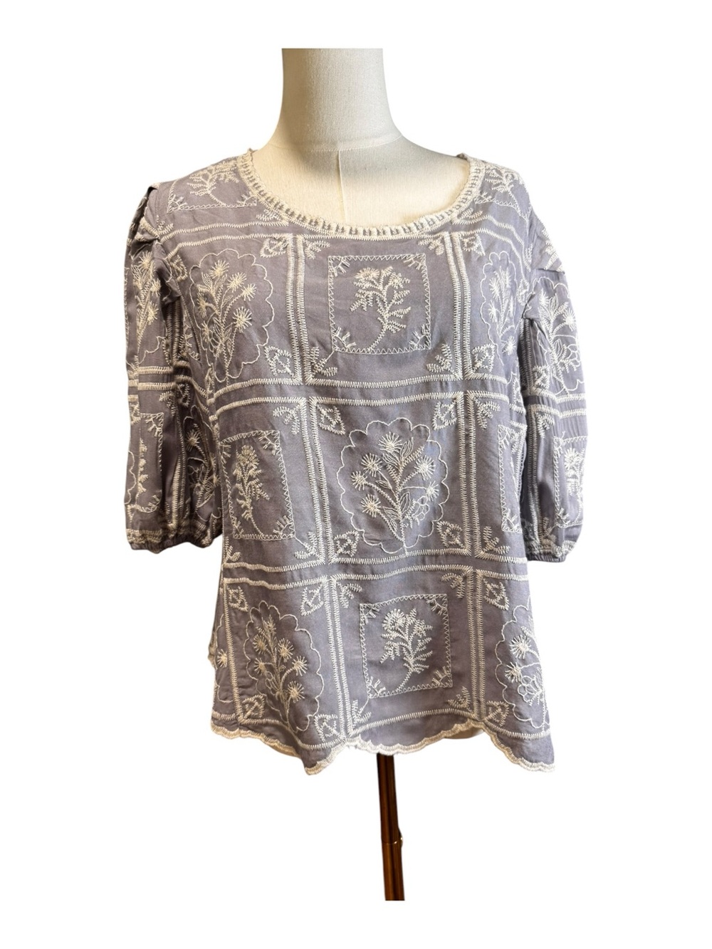 NWT Solitaire Embroidered Patchwork Tile Puff Sleeve Scallop Blouse Grey L